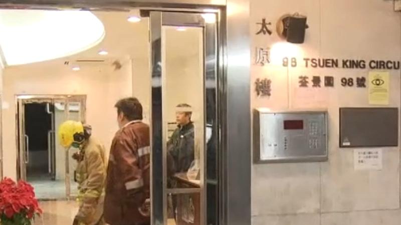 荃灣中心火警疑點蠟燭肇禍，63歲女住戶疑吸入濃煙不適送院。(Now新聞截圖)