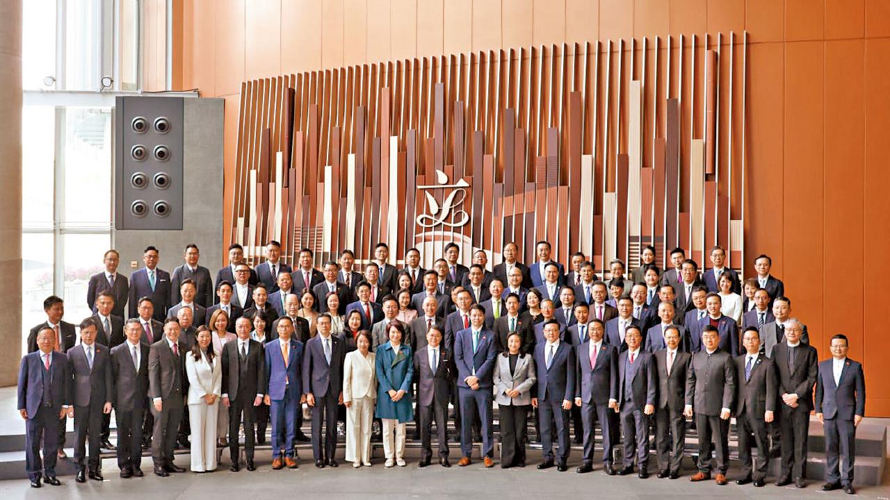 90名立法會議員宣誓 李家超監誓 提三個期盼