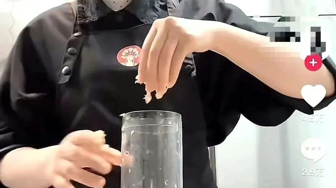 霸王茶姬再捲食安風波 店員徒手攪奶茶被炒