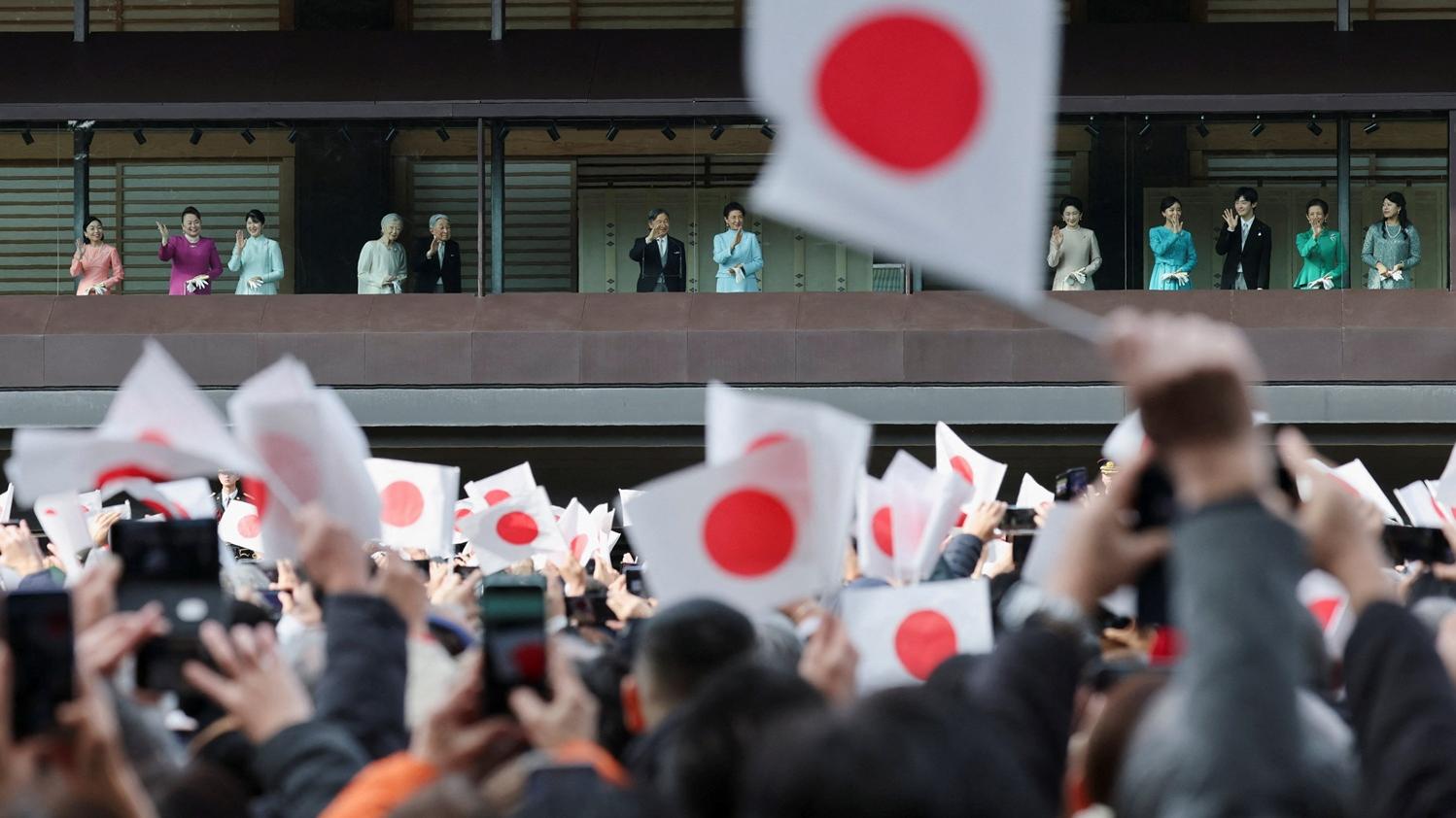 日本皇室傳統在皇宮內的觀覽台會見國民。(路透社)