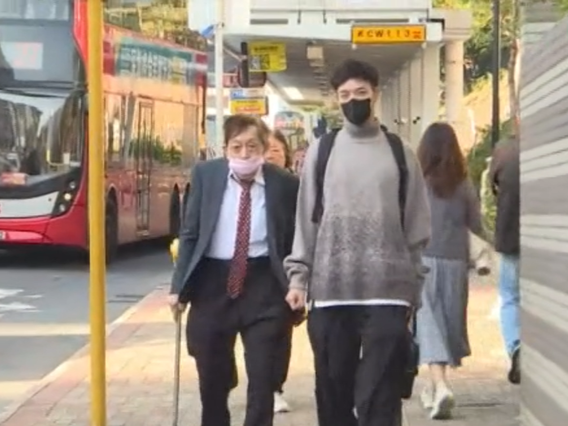 九旬西醫李宏邦另涉誤導警員等21罪，因身體不適合答辯獲撤所有罪名。(now新聞截圖)