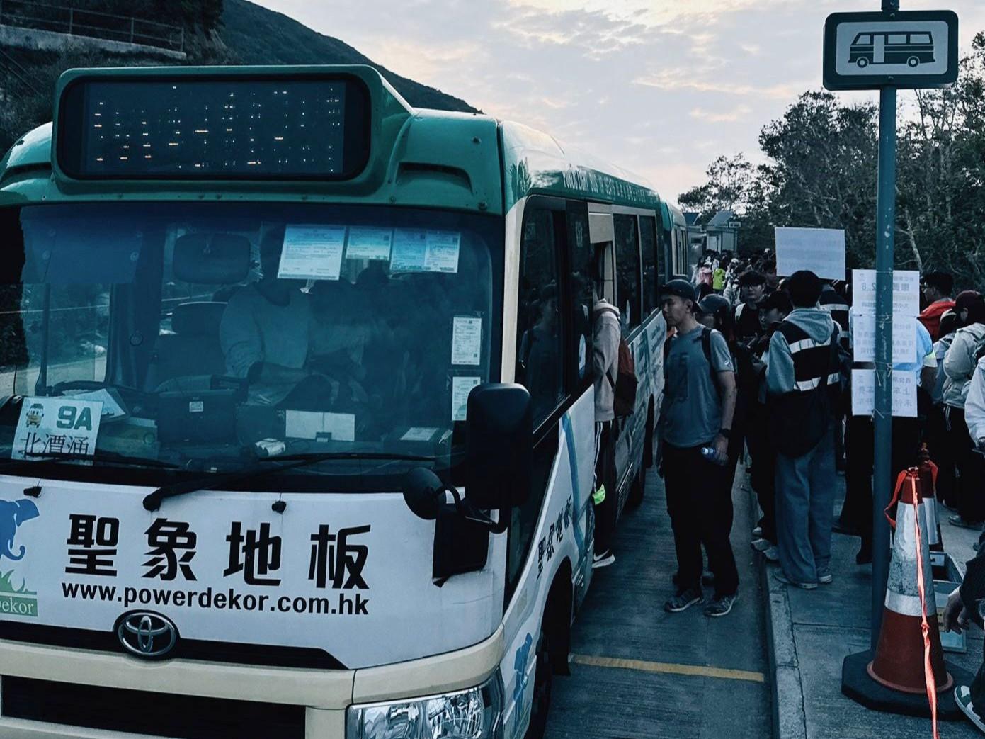 西貢東壩元旦日人流倍增，運輸署聯絡營辦商增調小巴至最快兩分鐘一班。(運輸署 Agent T)