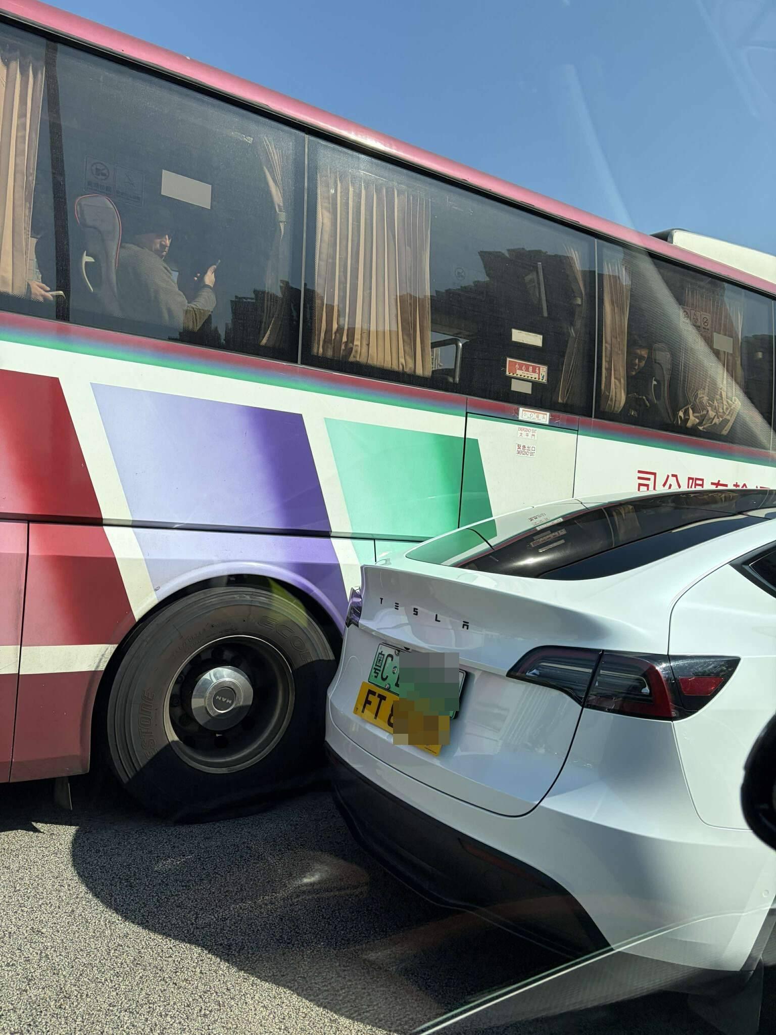 一輛旅遊巴沿昂船洲大橋行駛，至西九龍公路出口位置與掛上粵車南下「FT」車牌的Tesla電動車相撞。（香港公共交通智庫fb）