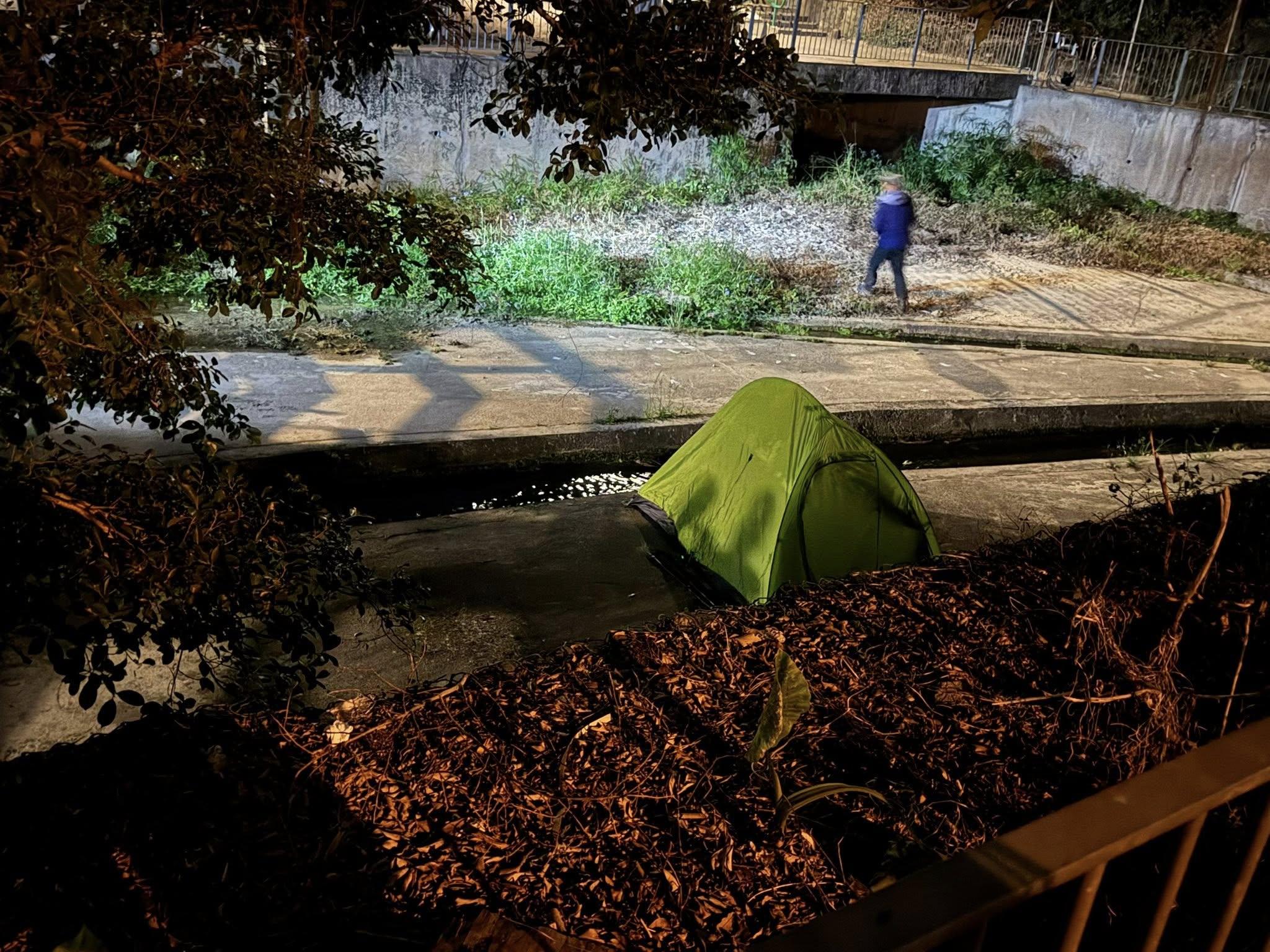 內地男女行山途經西貢心朗村，明渠旁紮營驚動村民報警。(井欄樹村民吹水互助組)