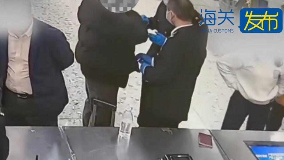 男子羽絨內藏197支減肥針　異常臃腫西九龍站被海關截