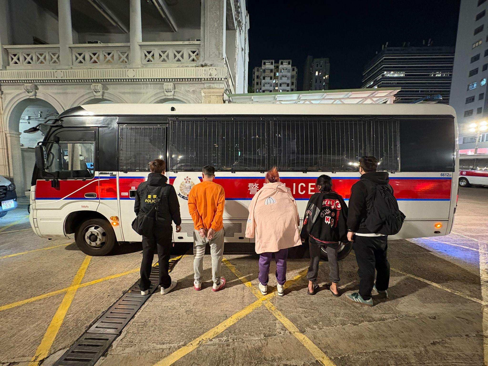 旺角住宅單位淪為毒窟，警檢2萬元毒品拘4男女。(警方圖片)