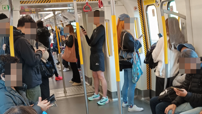 有網民於港鐵發帖拍照，稱「香港早上11度著短褲，有幾自戀自己仲(條)腿？」，一名穿短褲的「跑步look」男子竟成公審目標，帖文引發其他網民圍攻。(Threads)