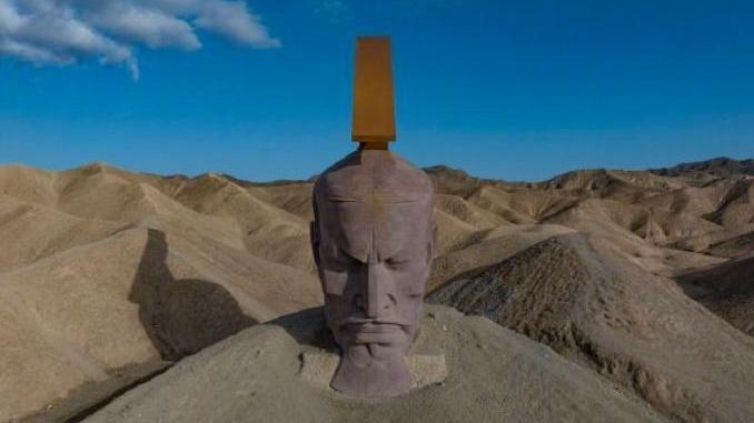 漢武帝雕塑被「活埋」 頸以下為沙土遭網民批評