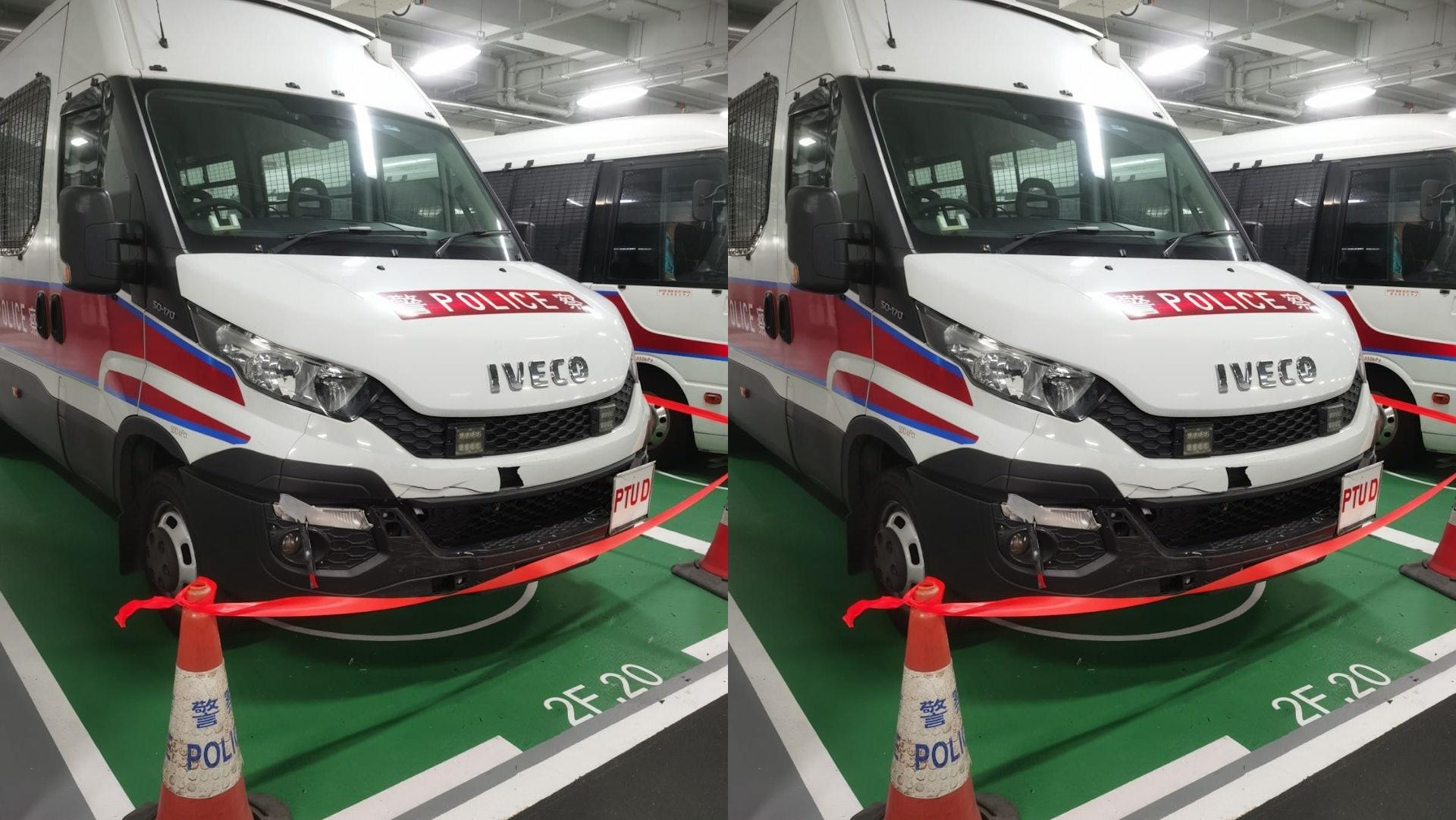 被撞的警車車頭損毀。