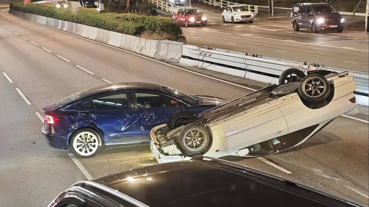 黃大仙龍翔道兩私家車相撞 一車事後四輪朝天