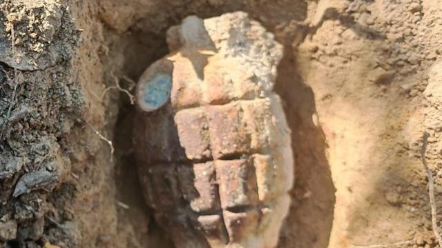 香港仔水塘道發現二戰英軍手榴彈。（警方圖片）