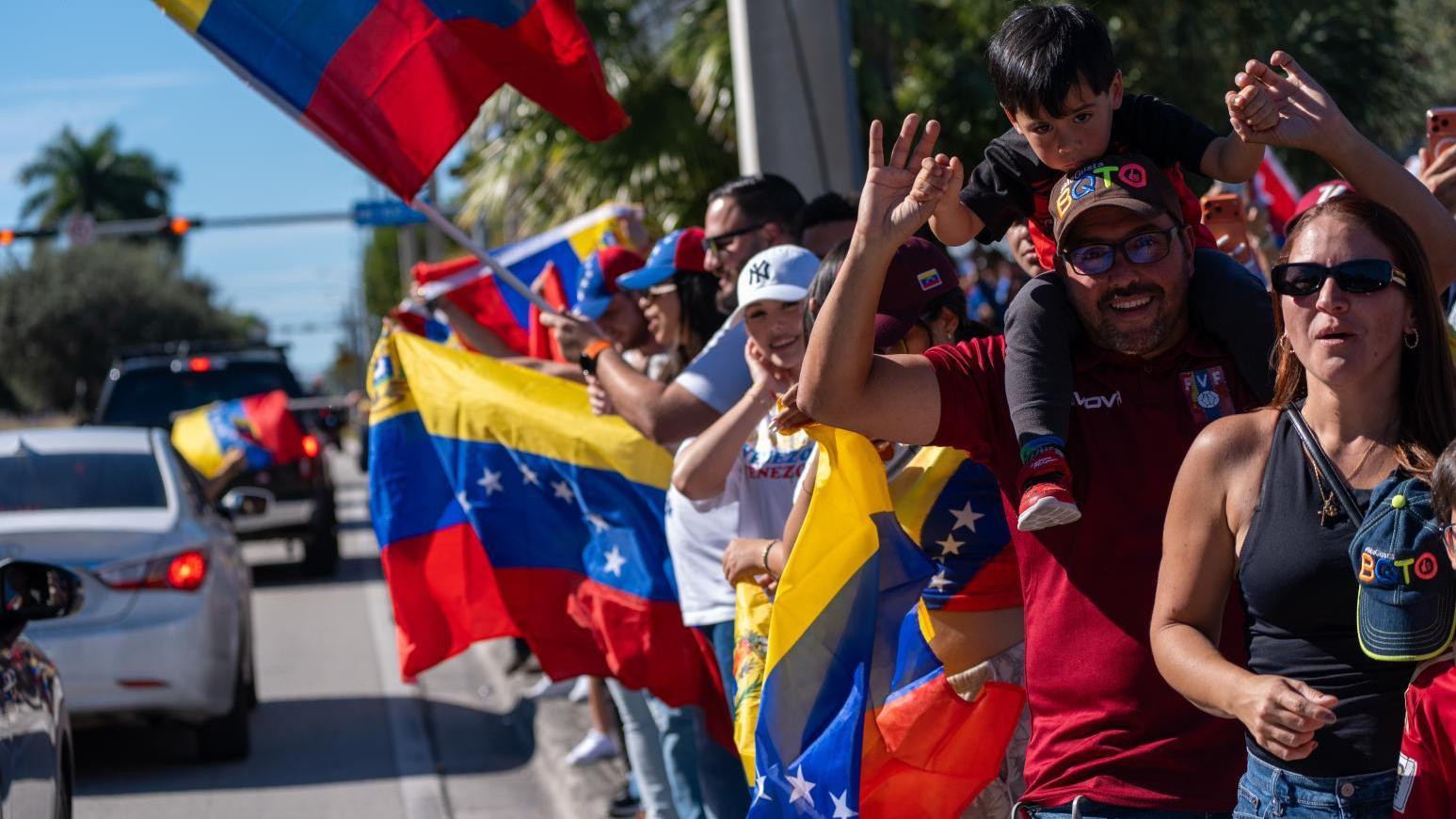 在美國的委內瑞拉僑民得知馬杜羅被逮後，紛紛走上街頭慶祝。（圖／美聯社）