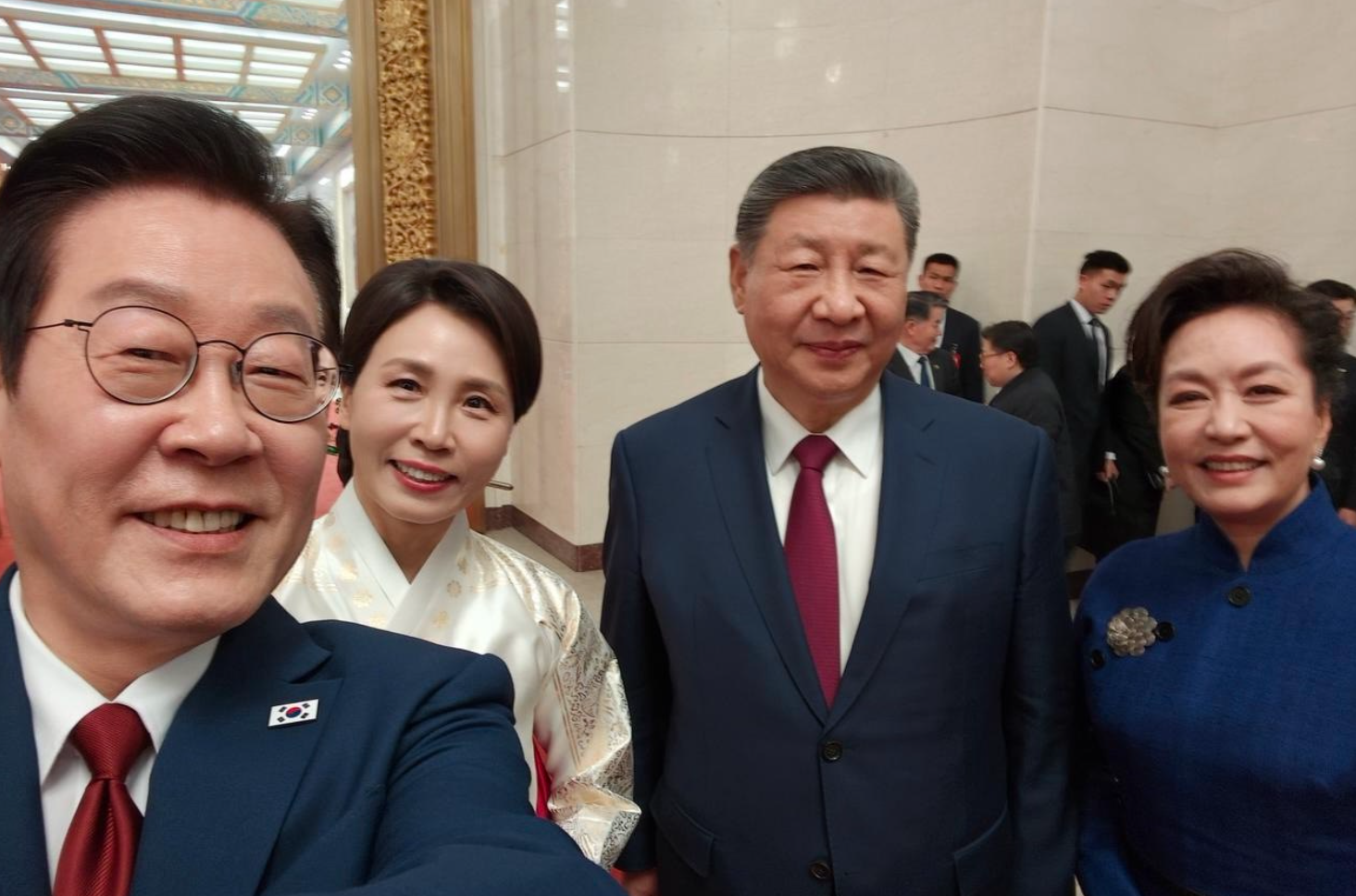 晚宴結束後，李在明在個人社交平台上載他與習近平自拍的照片。(X@李在明)