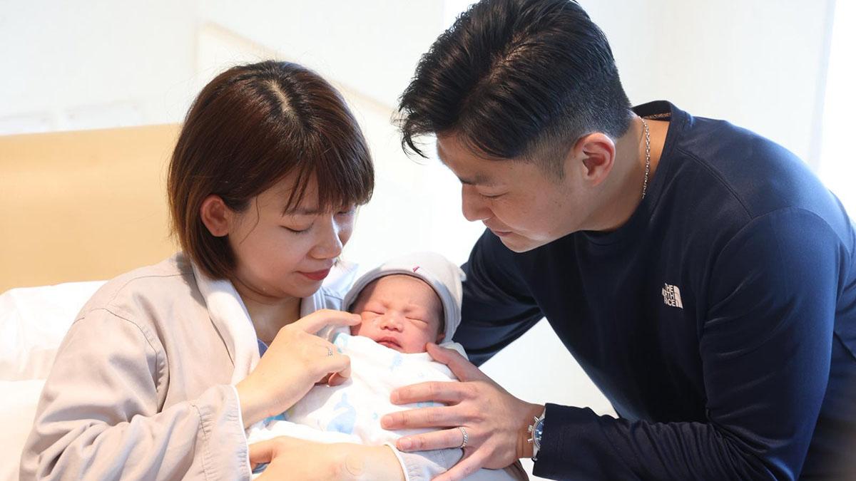 中大醫院「搶閘」元旦嬰順產出生 父母盼兒子做個有愛善良人