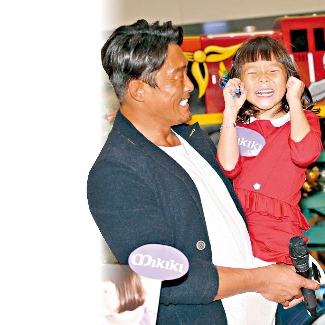 秋小愛撒嬌賣萌襲港