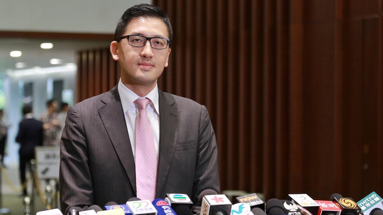 聽眾質疑官員回歸20年才落區是粉飾太平