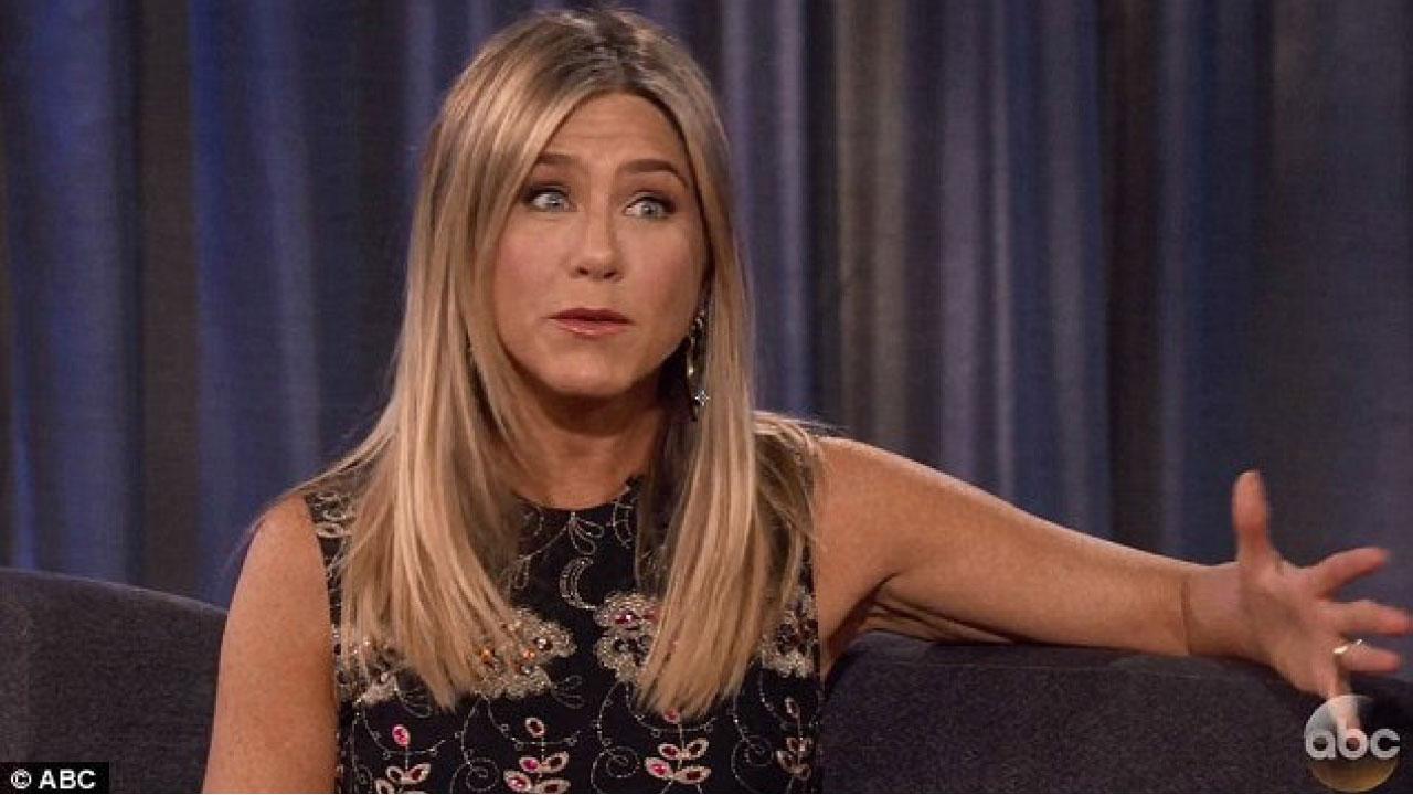 珍妮花安妮絲頓著未剪牌外套 