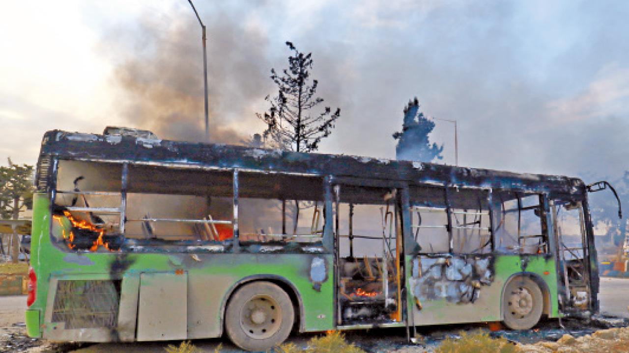 敘撤平民巴士遭縱火