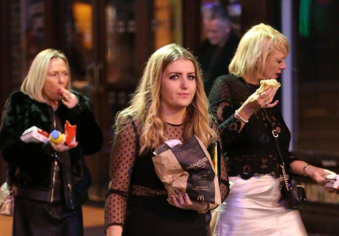 M記紙袋當鞋著 掃把腳靚女變網絡紅人