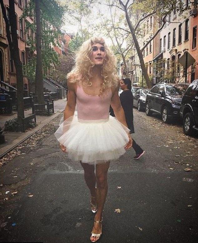 易服扮《色慾》女主角 紐約男爆紅