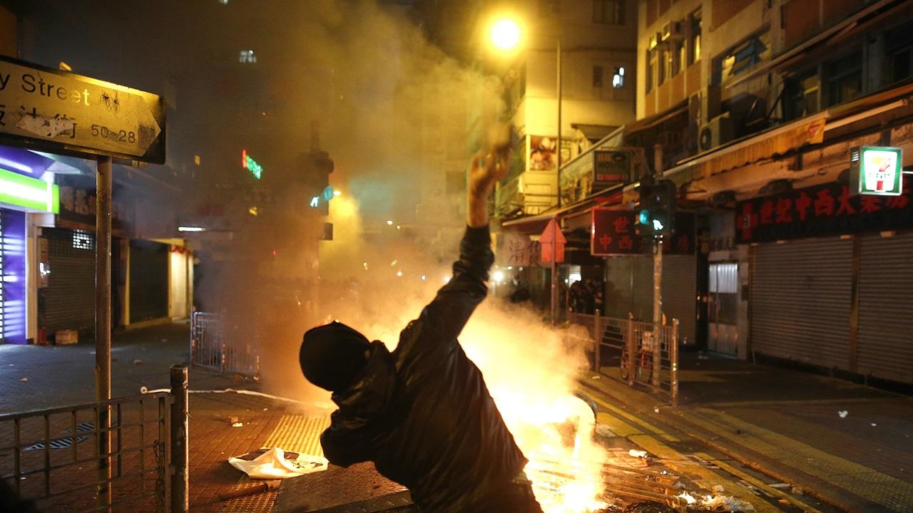 18歲男子旺角騷亂擲磚傷警判18個月感化令