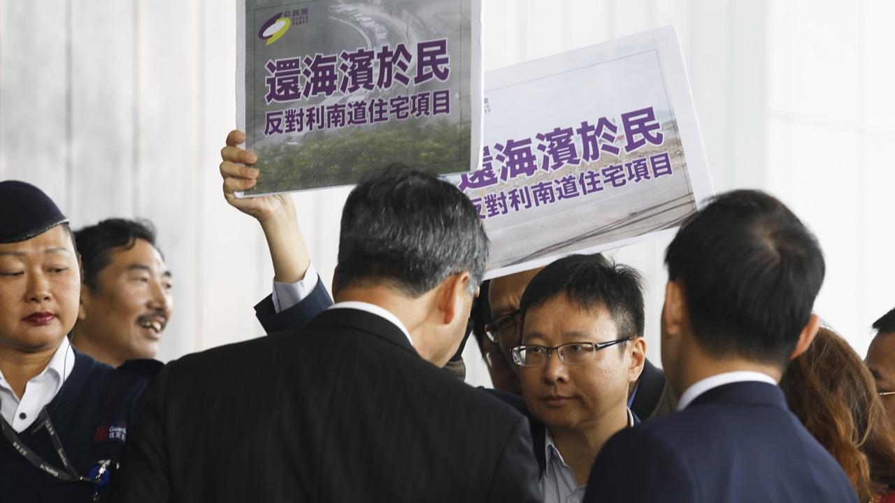 陳家洛指特首收請願信時說話挑釁  梁振英稱歡迎他來看升旗