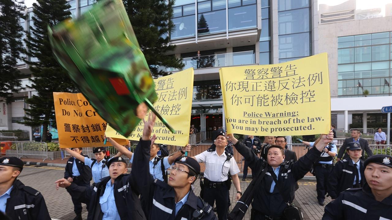 斥林鄭黑錘定音 示威者拋紙坦克抗議