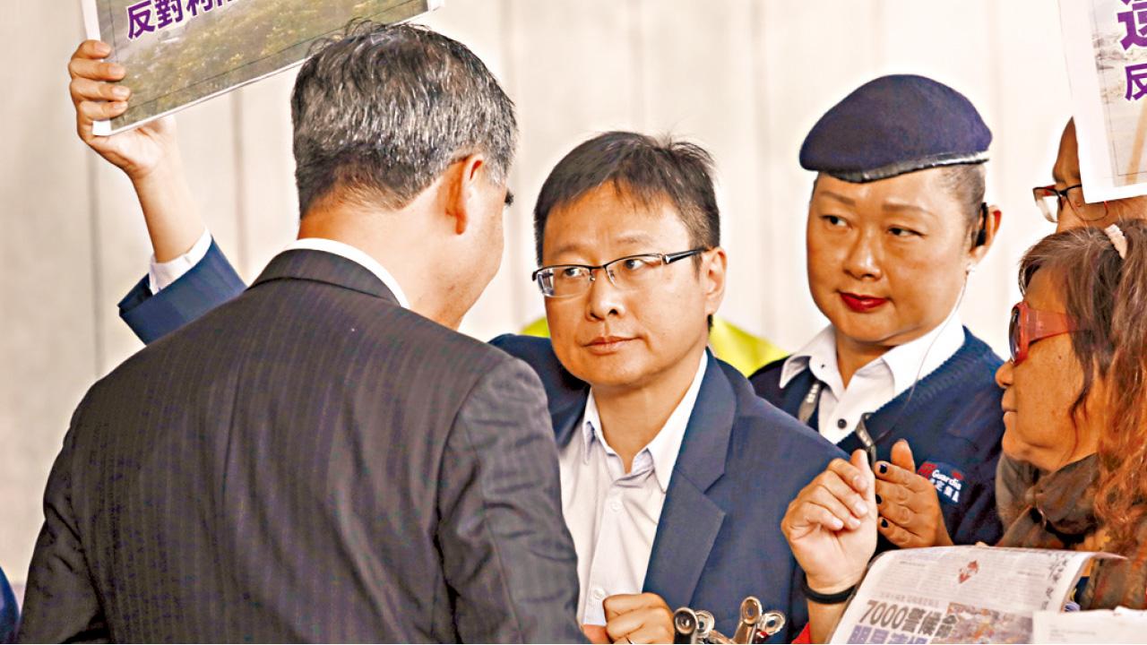 陳家洛轟請願遭挑釁 梁振英極速回應「升旗」論