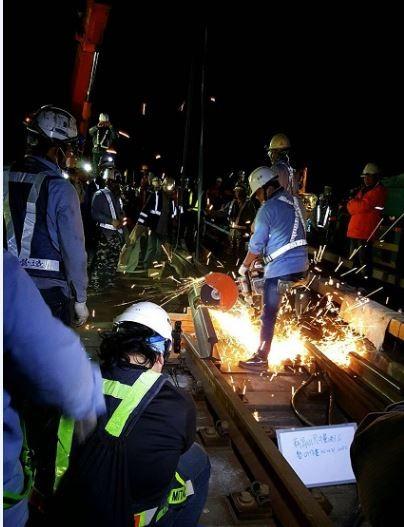 台機捷漏夜更換斷裂鋼軌
