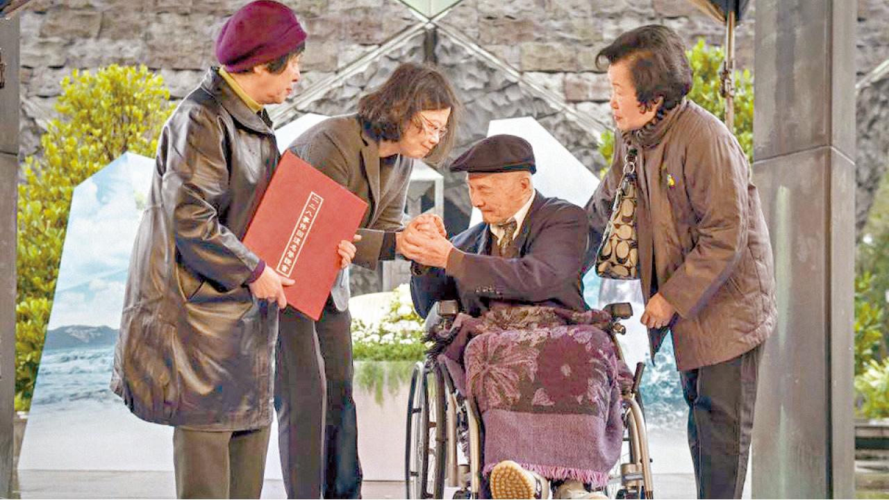 二二八事件70周年 全台多尊蔣介石銅像被毀