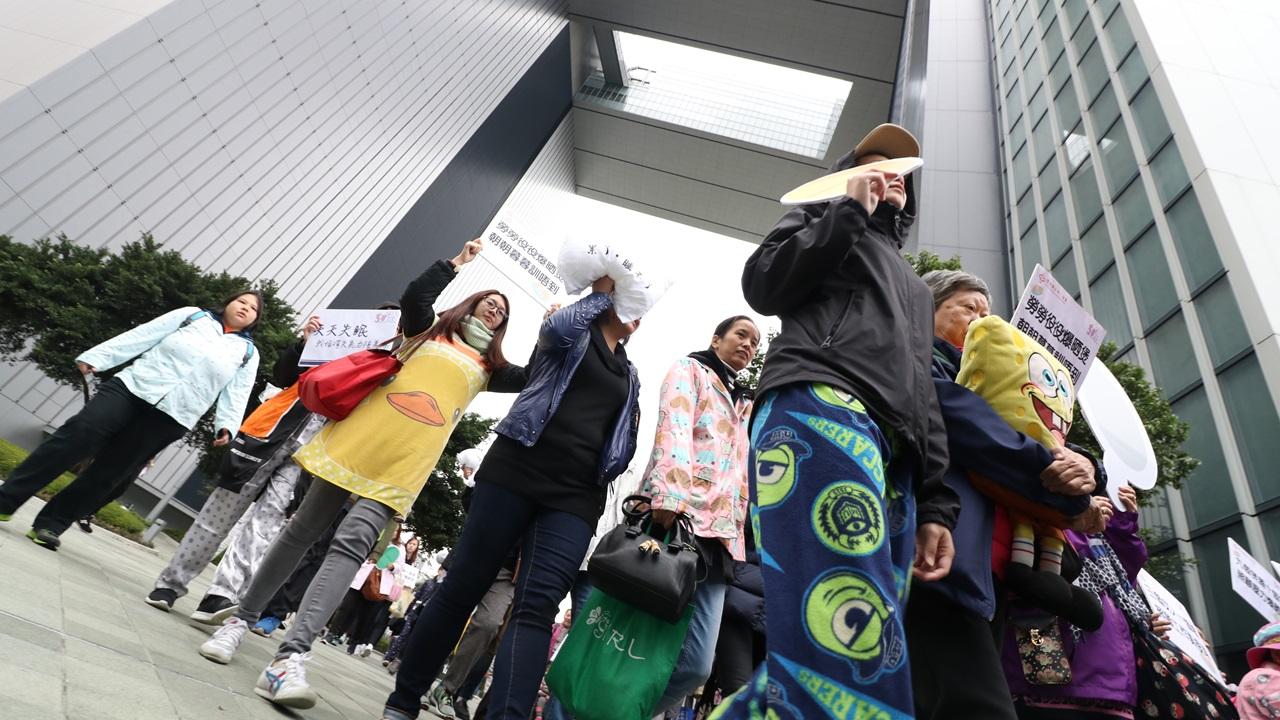 團體發起睡衣遊行 發表調查：近半女性照顧者有抑鬱傾向