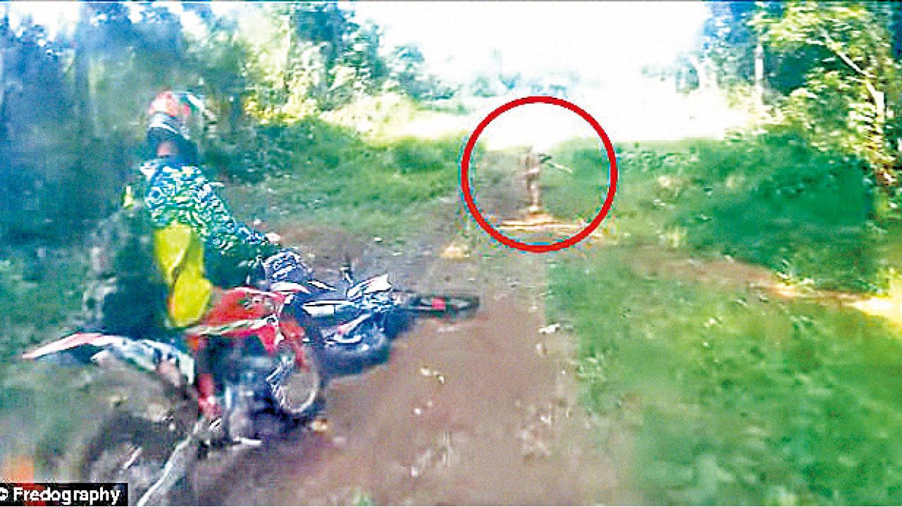 印尼叢林驚現「哈比人」　半裸禿頭奔速飛快