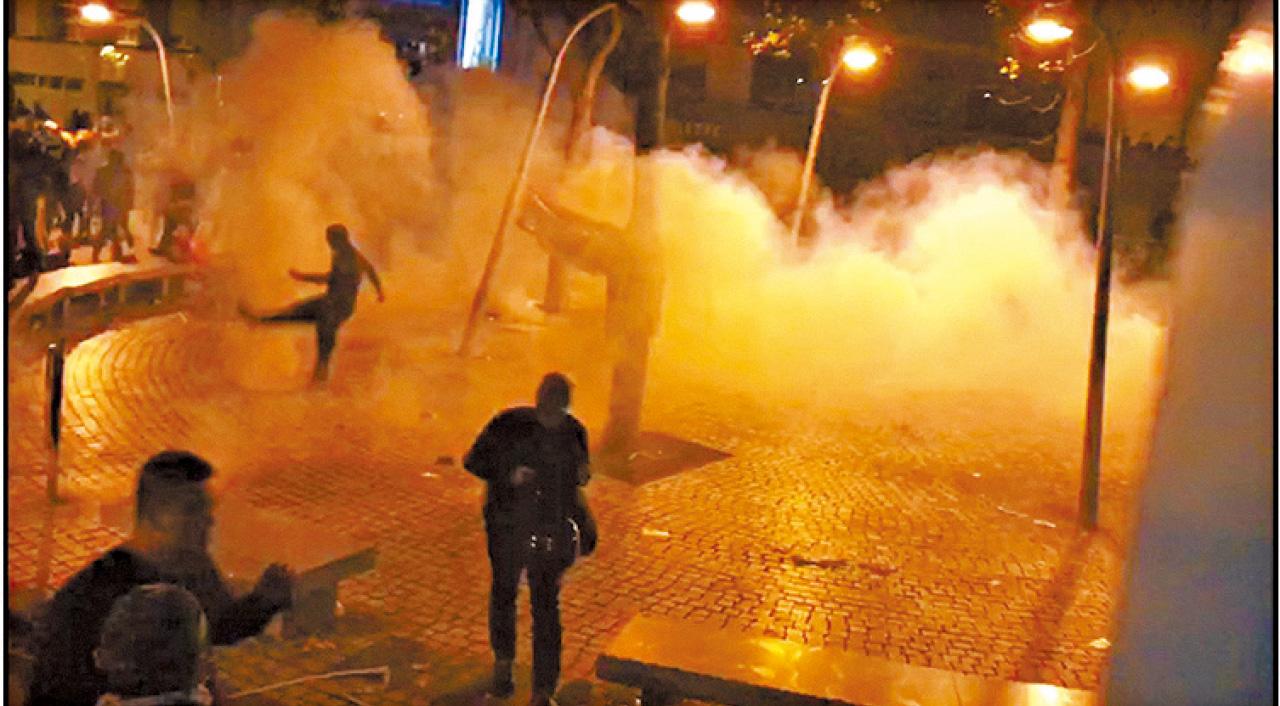 巴黎華人連續兩晚上街抗議