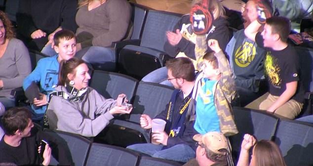 女子向男友求婚遭網民鬧 背後有故事的！(有片)