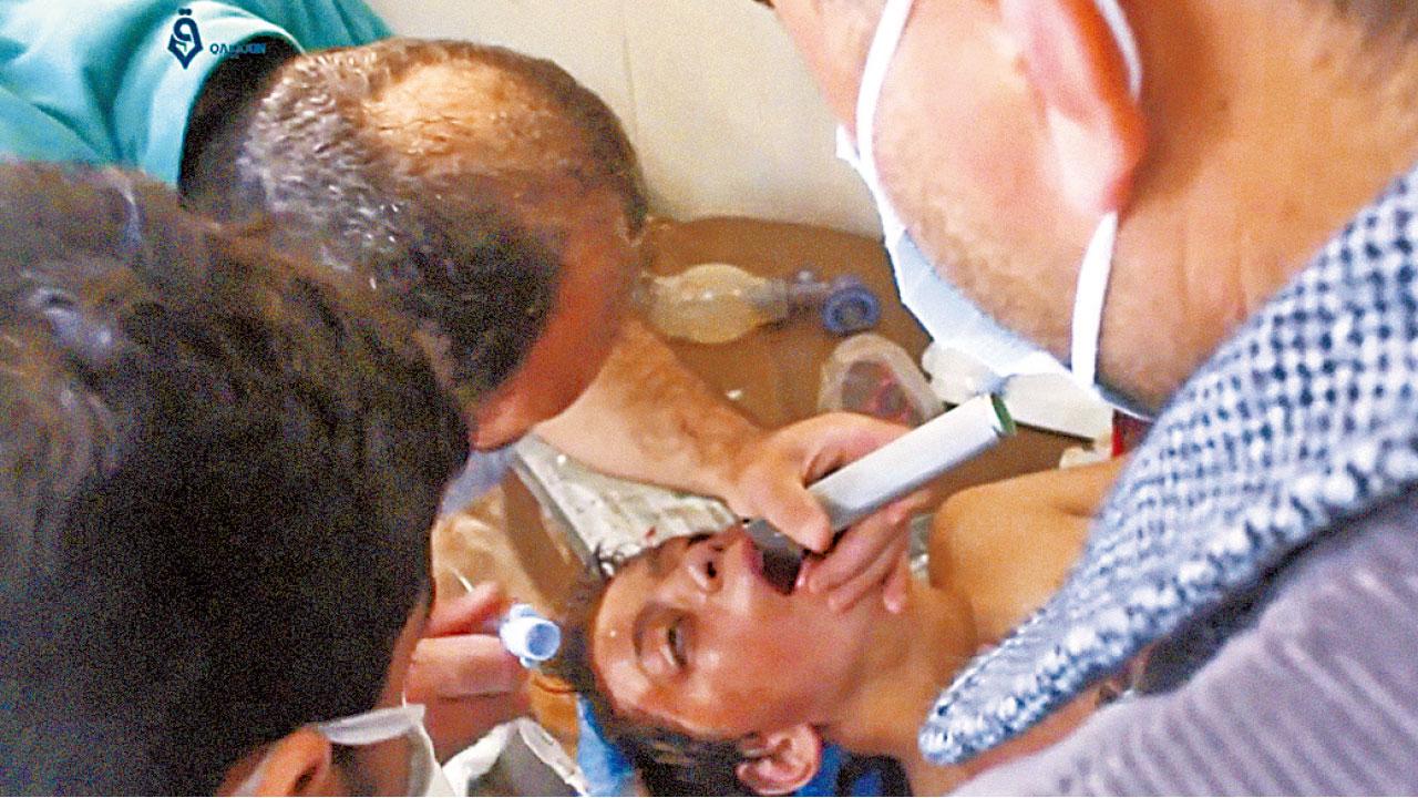 敘軍空襲 殺65平民 傷者嘔白泡 疑涉沙林毒氣