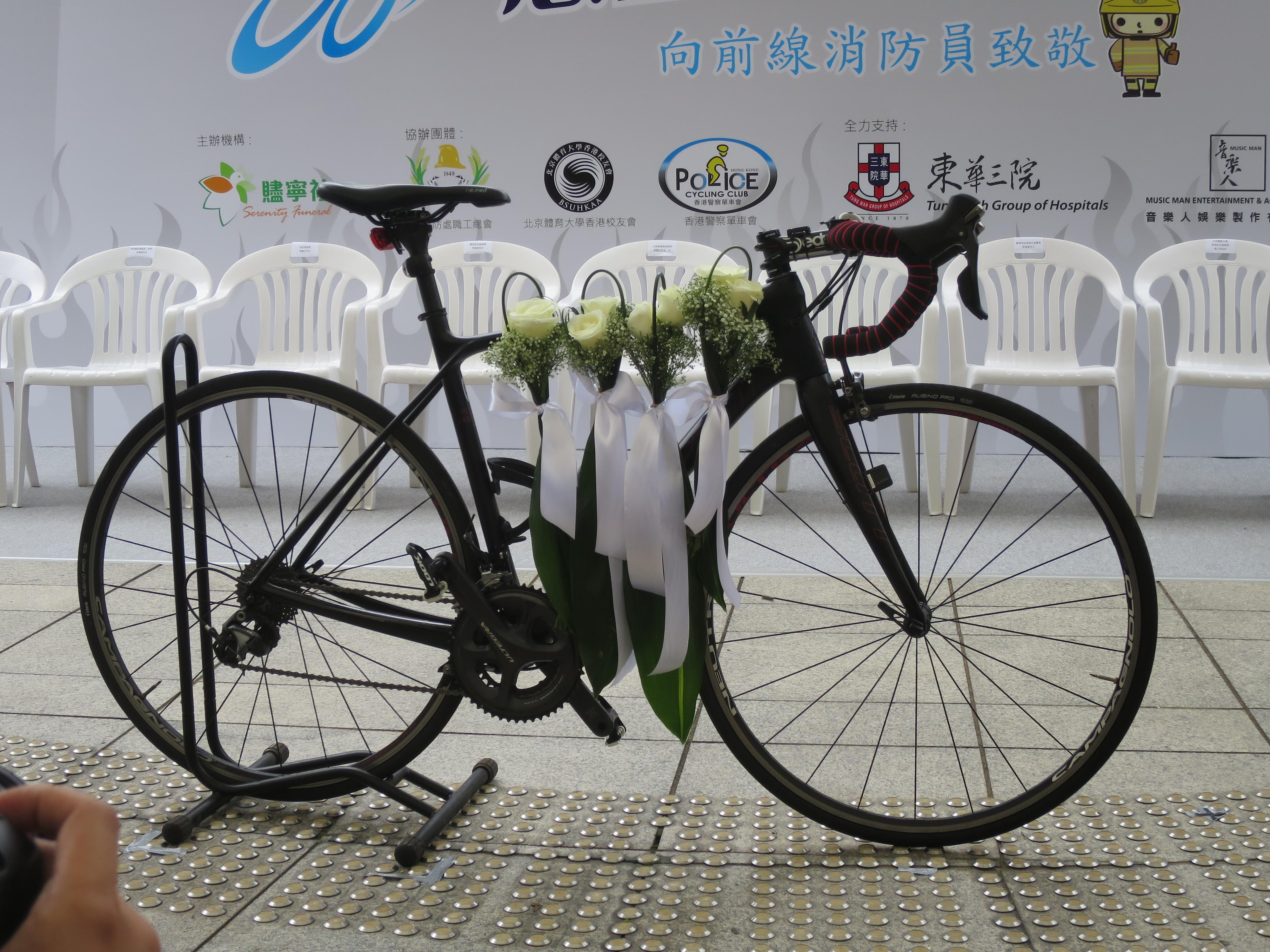 單車籌款悼明總 6歲兒：父親是英雄及天使