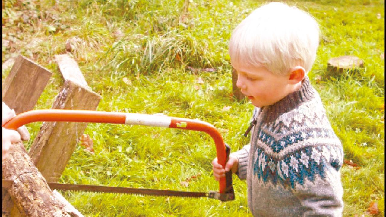 鋸樹 生火煮食 玩泥  另類託兒所高度評價