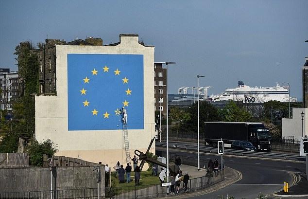 Banksy巨畫  鑿星撐脫歐