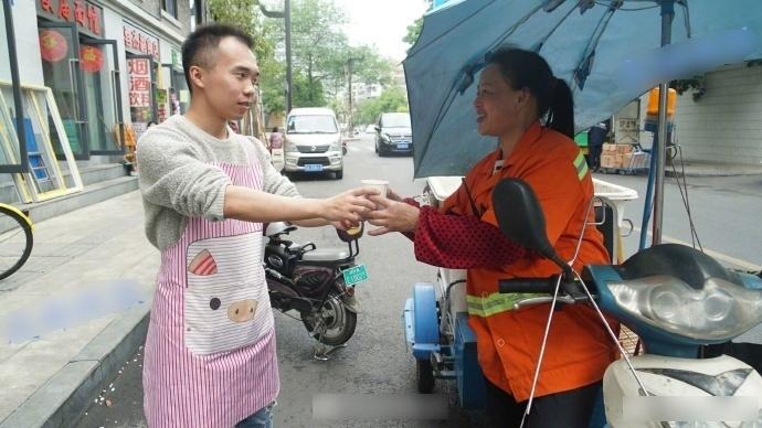 感清潔工人工作辛苦 四川情侶日日派免費酸梅湯