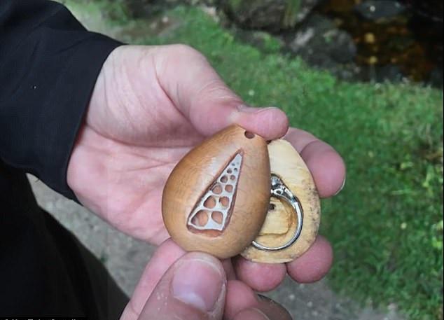 戴男友手製鏈墜年餘 方知內藏訂婚戒