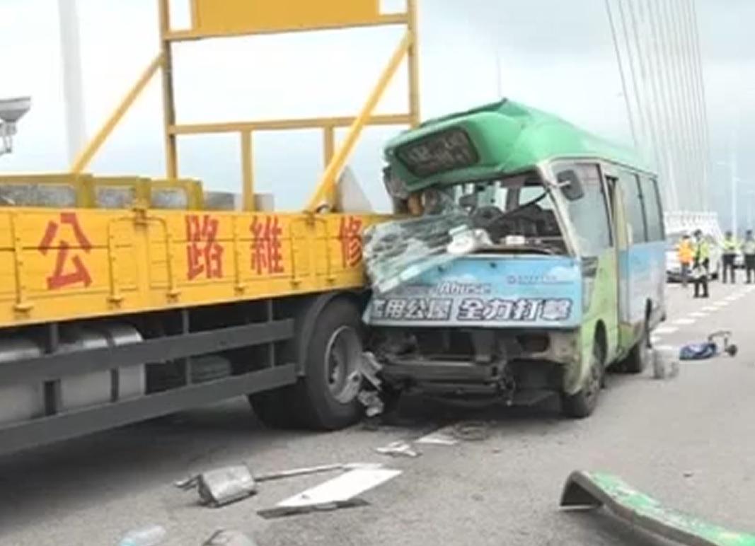 小巴工程車深圳灣大橋相撞一死10傷