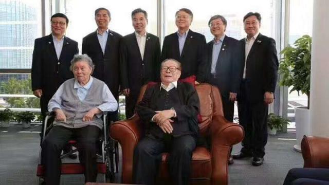 與妻兒合照曝光 江澤民好精神