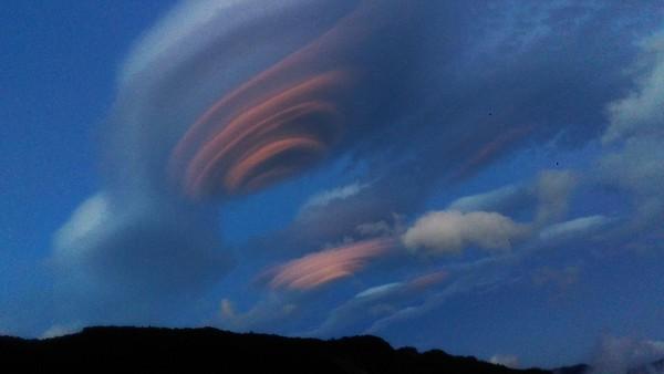 台東警拍下超美飛碟雲惹起議