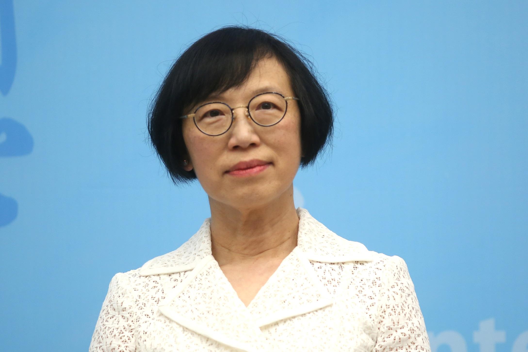 陳肇始籲市民不要亂丟廢紙到街上