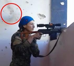 【有片】IS子彈頭頂飛 女神槍手吐舌笑看無懼色