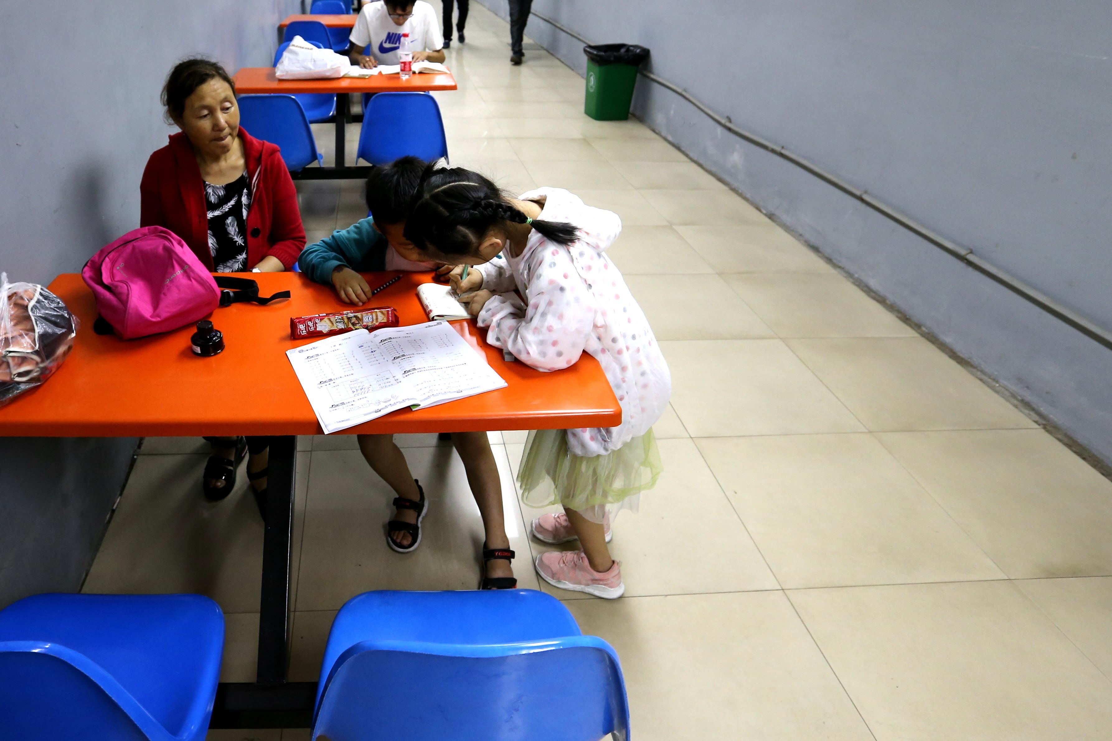 西安熱爆民眾入防空洞避暑