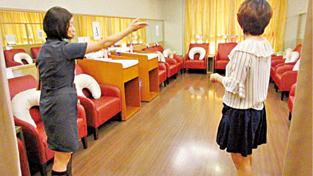 高雄醫院疑斂財 父抱初生嬰 每次38元