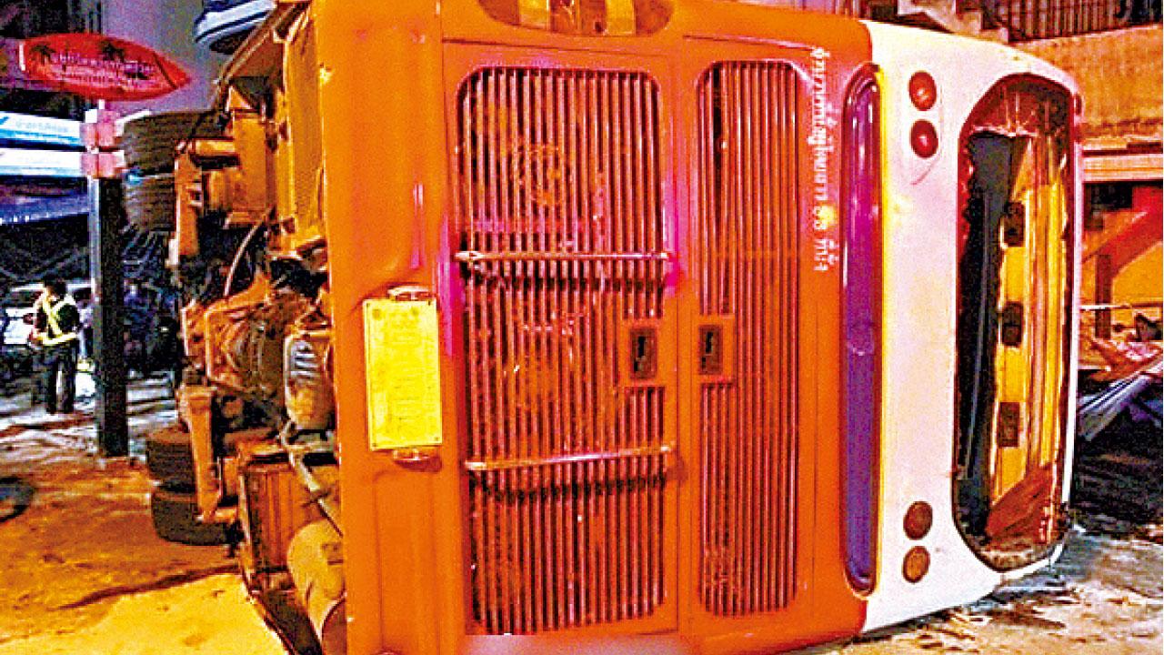 泰華客旅巴翻側 一對父子身亡