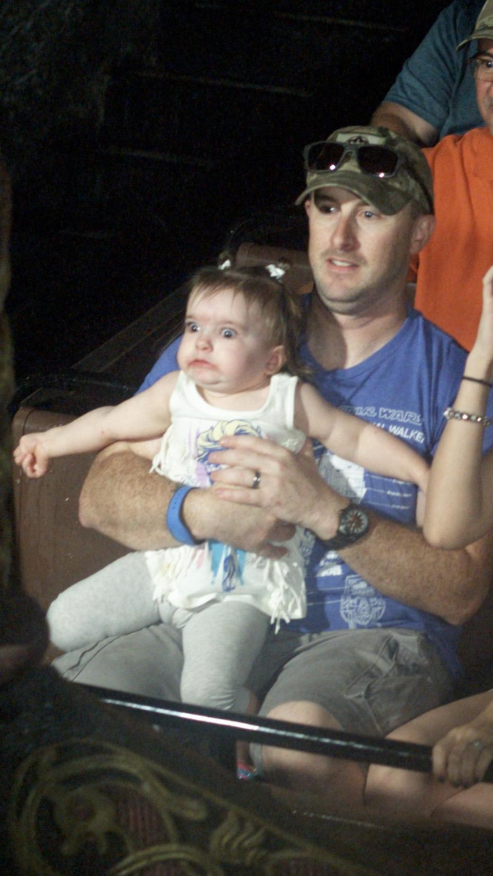 坐過山車嚇親 可愛B女表情超爆笑