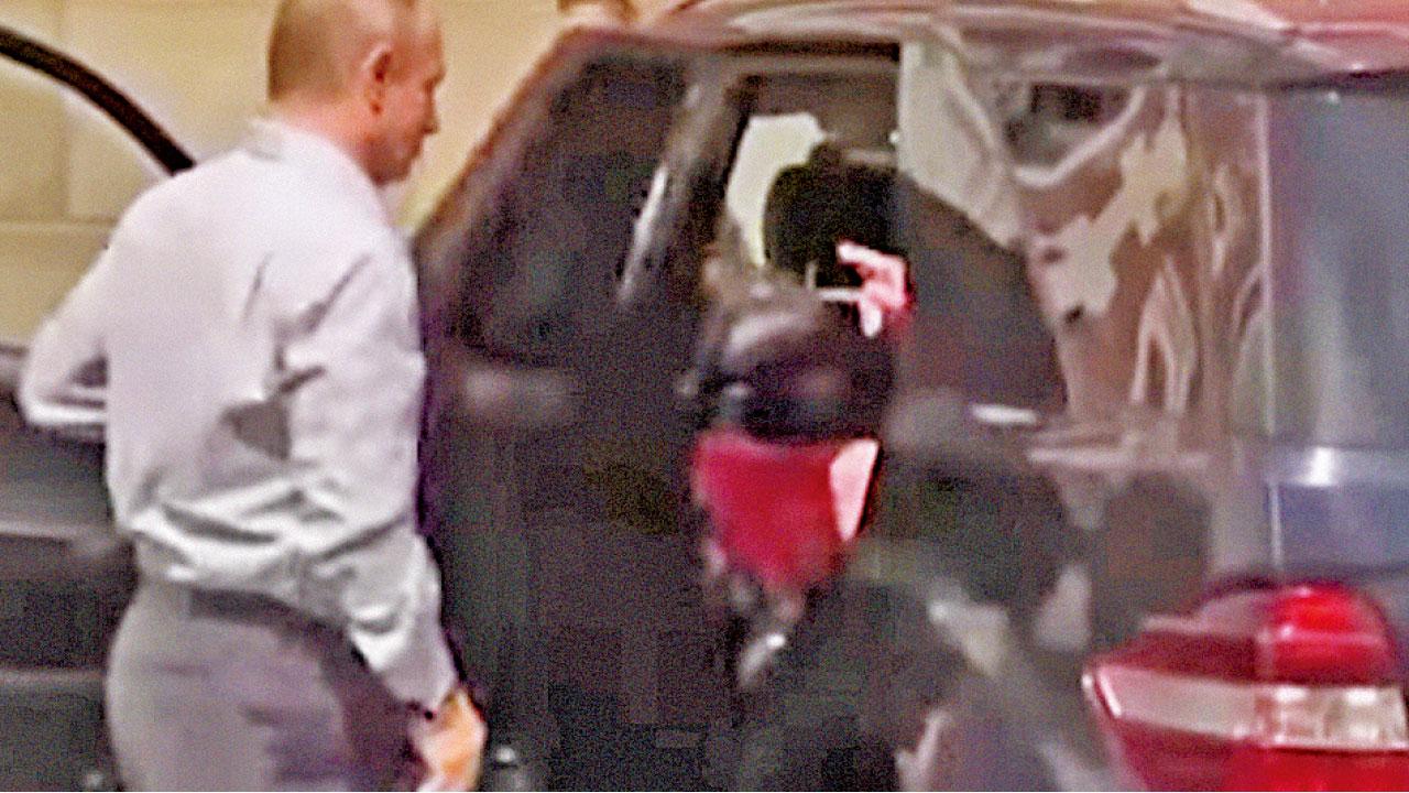 疑避新女友曝光  普京急關車門